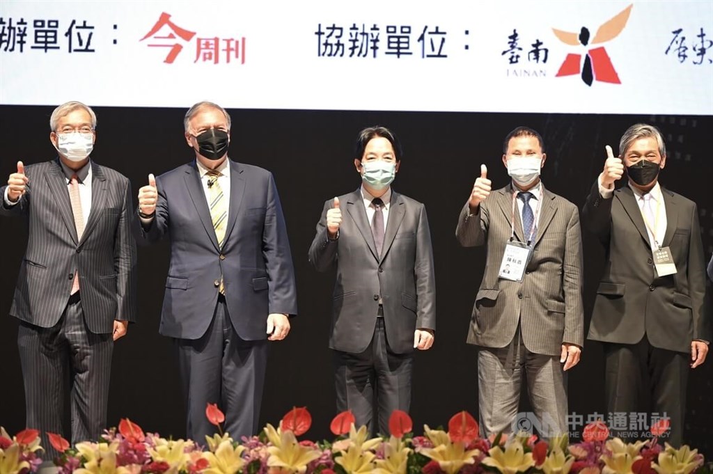 第1屆全球台商經貿論壇27日上午在高雄萬豪酒店登場,副總統賴清德(中)、前美國國務卿龐皮歐(Mike Pompeo)(左2)等人出席。中央社