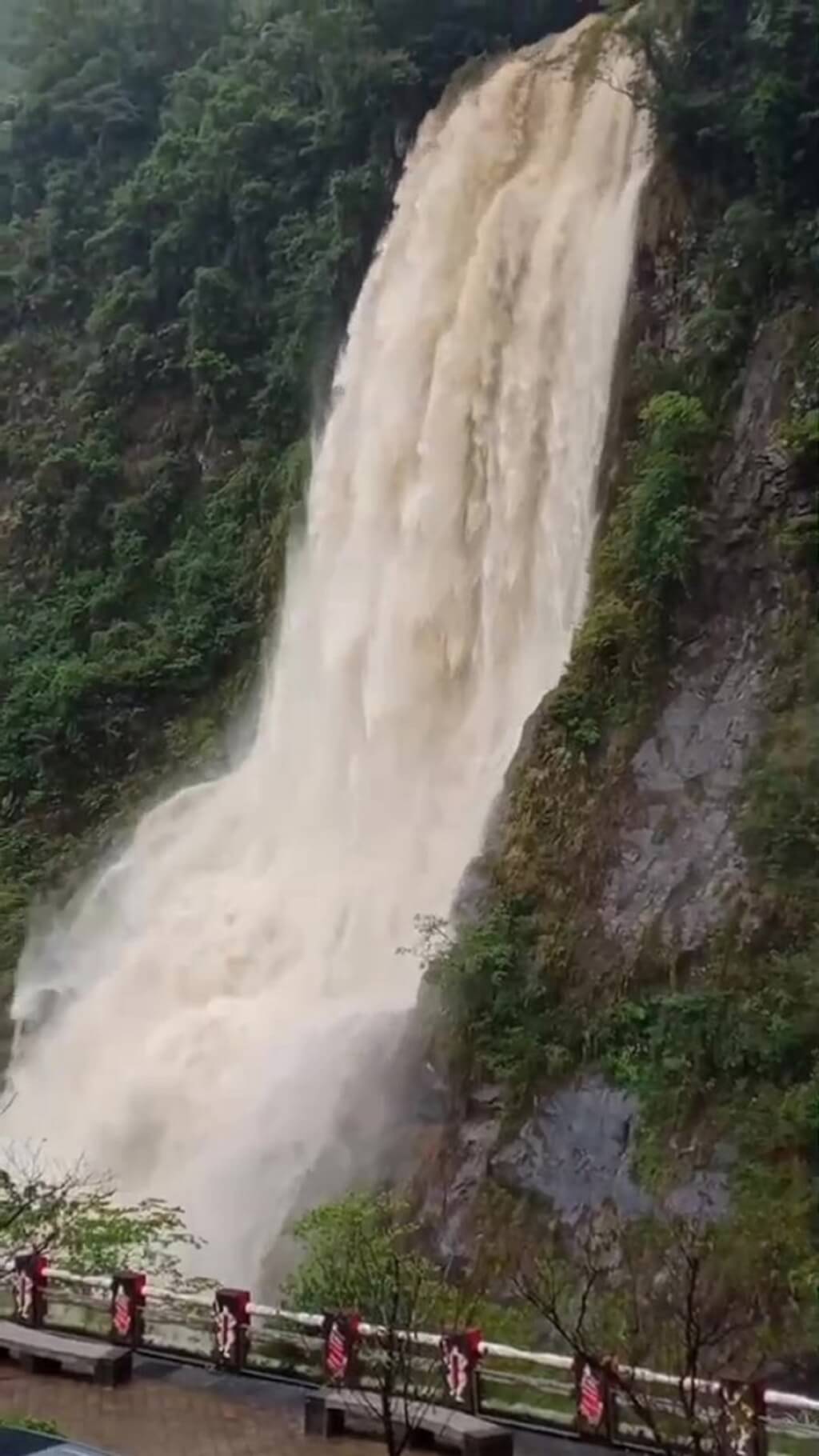 颱風梅花逐漸接近台灣，因外圍環流影響，新北市烏來區11日降下龐大雨勢，造成瀑布夾帶大量泥水傾洩而下。（里長簡凱傑提供）中央社