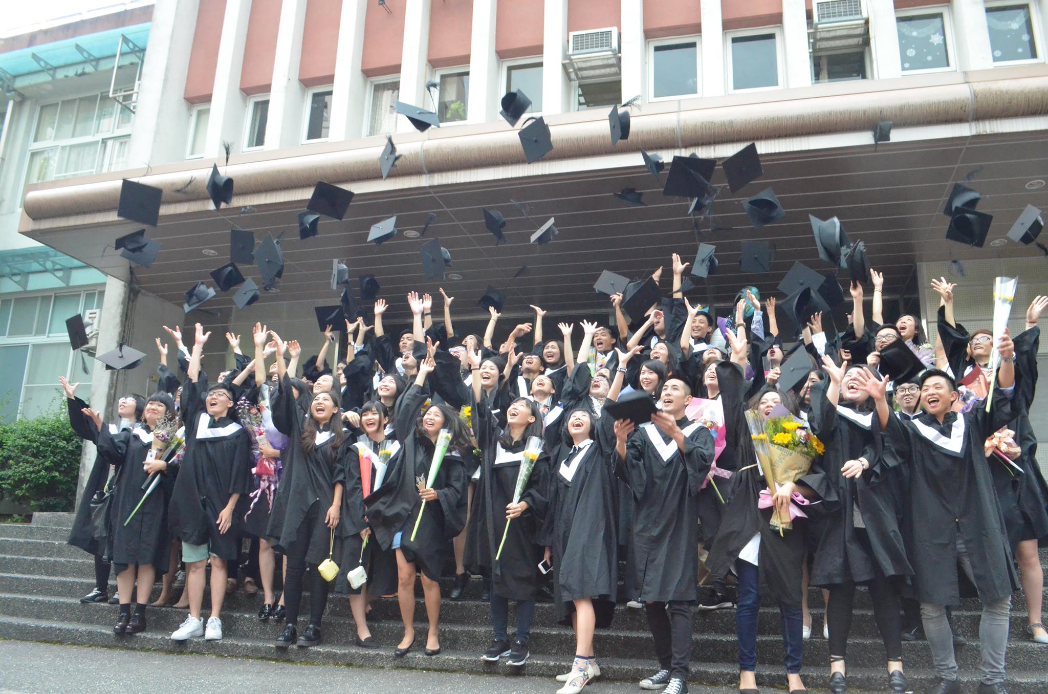 政治大學學生是畢業3年內報考高普考行政類科入取人數最多的學校。翻攝自政治大學臉書