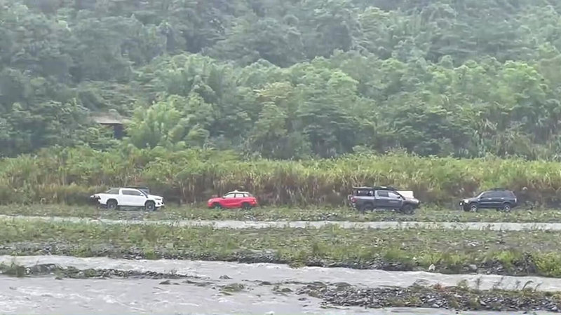 宜蘭縣大同鄉清水地熱附近溪水暴漲，17車43人25今天上午受困在對岸沙洲，經消防聯繫後得知目前安全無虞，且食物與水充足，暫時不須救援，一行人將撤離至後方山區紮營。（讀者提供）