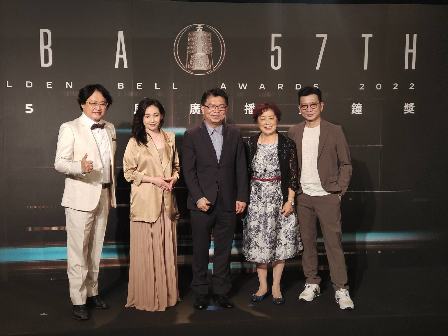 廣播界最高榮譽「第 57 屆廣播金鐘獎」今天下午2點，於三立電視文創劇場舉行「入圍名單揭曉記者會」，評審團主委陳子鴻（右一）文化部常務次長李連權（右三）、特別獎項評審主委吳芳如（右二）、揭獎嘉賓蔡燦得（左二）、趙自強（左一）公布入圍名單後合影。蘇佑昇攝