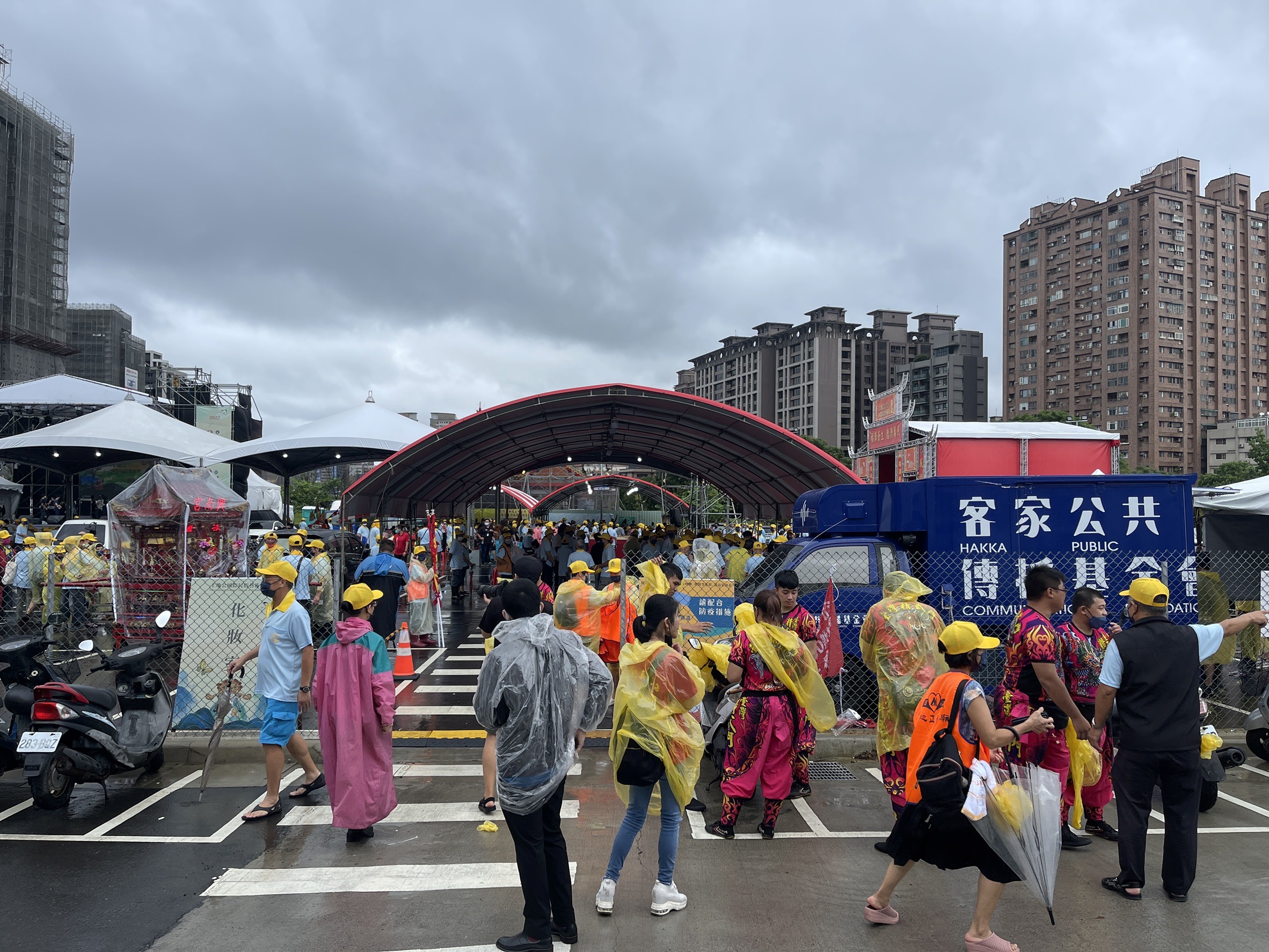 今天在桃園新永和市場停車場辦理的「土地公主獻大典」,客家公共傳播基金會特別派出金鐘5G行動廣播車「講客號」到現場直播精彩畫面。洪俊傑攝