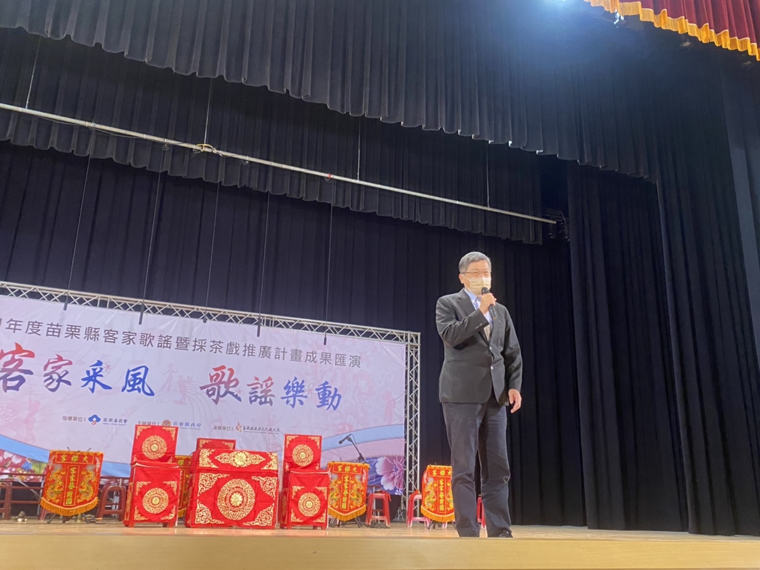 楊長鎮期許大家能將山歌融入日常生活。客委會提供