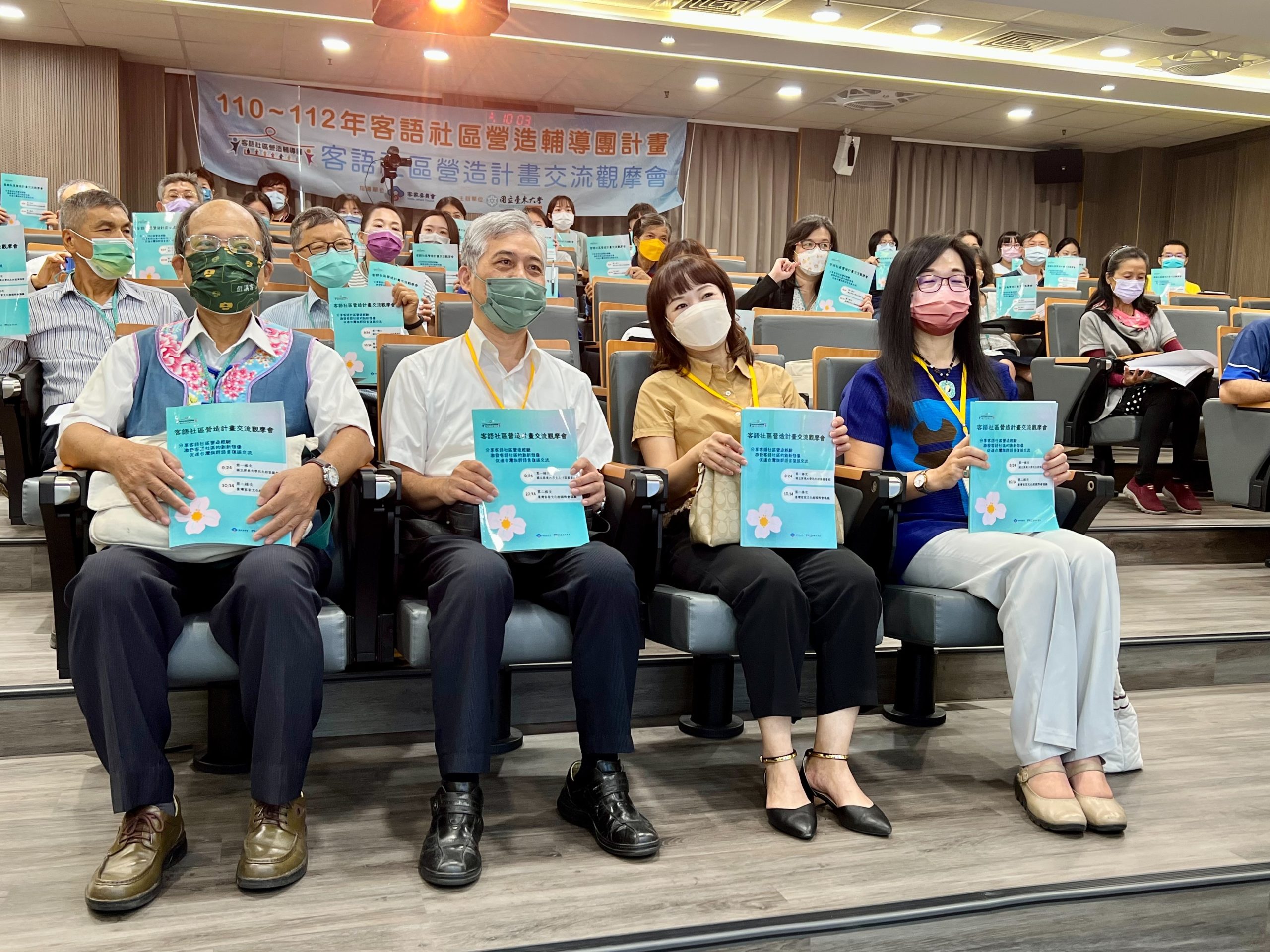 客委會副主委范佐銘（左二）與屏東客家事務處處長陳麗萍（右一）、高雄市客家事務委員會主委楊瑞霞（右二）及參與貴賓們合影。客委會提供