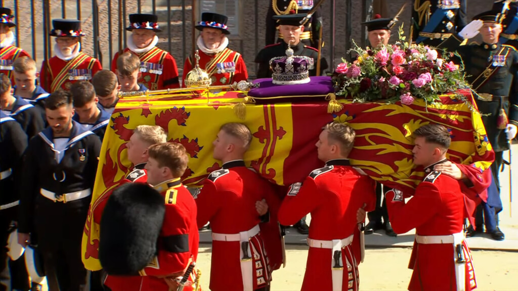 8位士兵抬著英國女王靈柩，準備移到砲架上。（圖取自The Royal Family YouTube頻道網頁youtube.com）