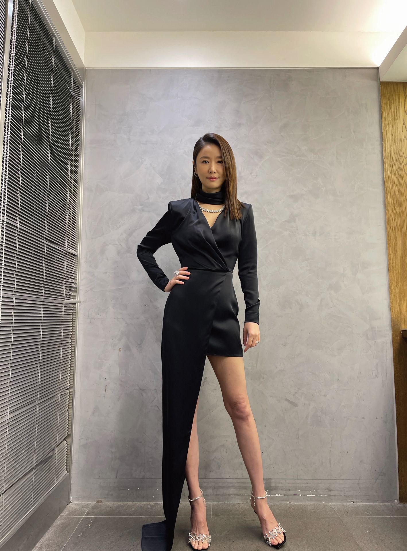 邱美寧讓林心如身著性感中不失正式感的不對稱禮服，搭配鎖鏈型項鍊和Jimmy Choo 的全水鑽高跟鞋，耐看又藏有驚喜。