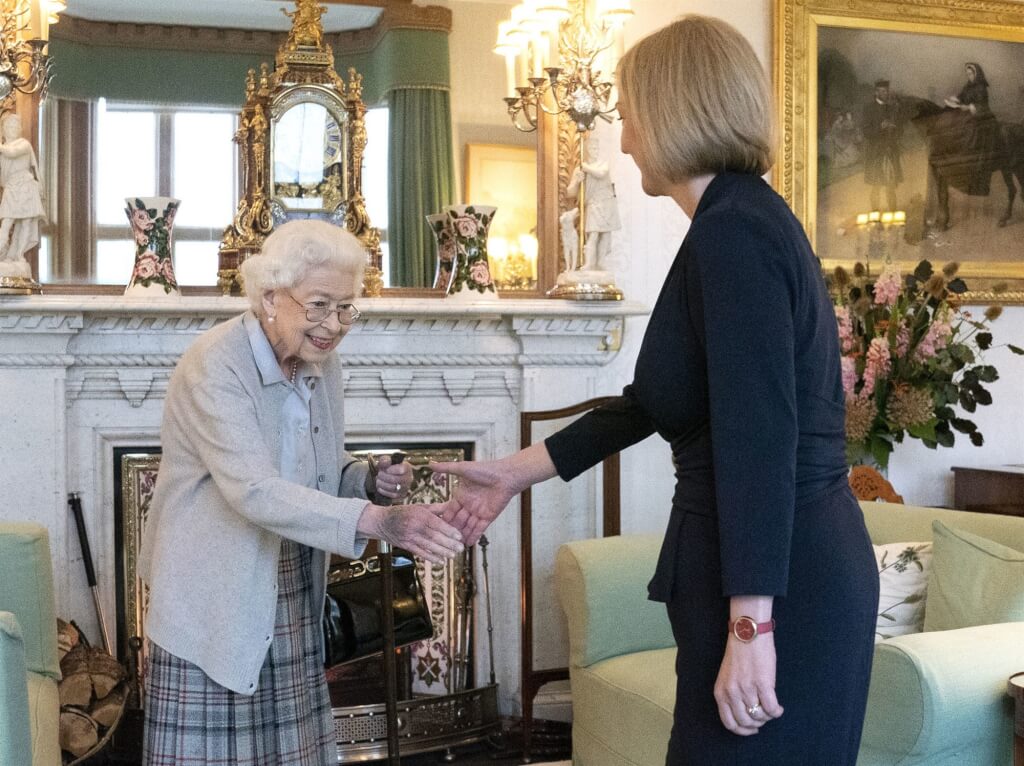 英國外交大臣特拉斯(右)6日接受女王伊莉莎白二世任命,正式成為首相。(圖取自facebook.com/TheBritishMonarchy)