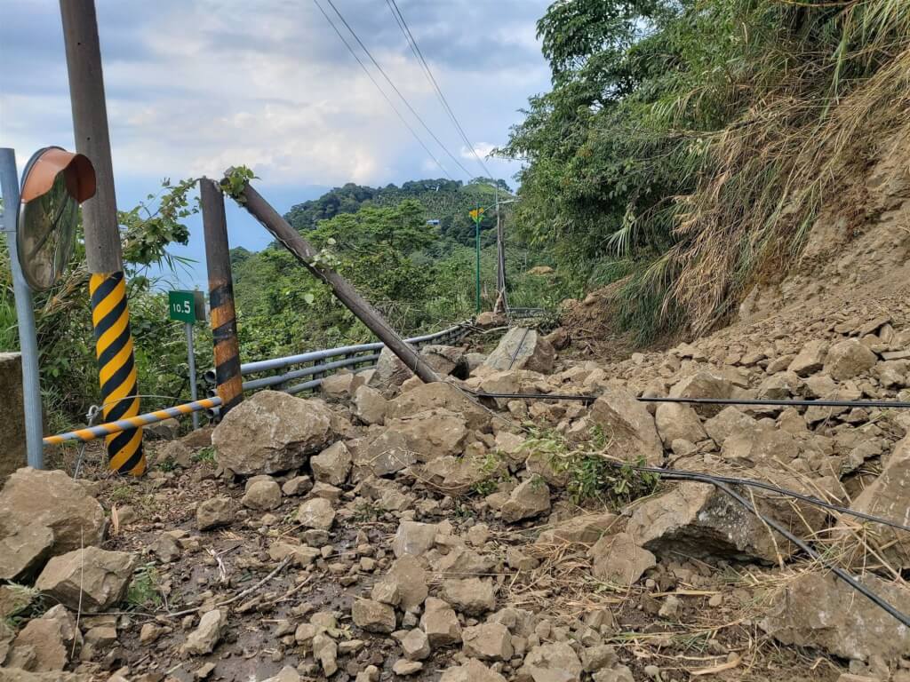 花蓮玉里的赤科山聯外道路中斷，且有電線桿攔腰折斷，山上無電且無訊號。赤科山社區發展協會提供