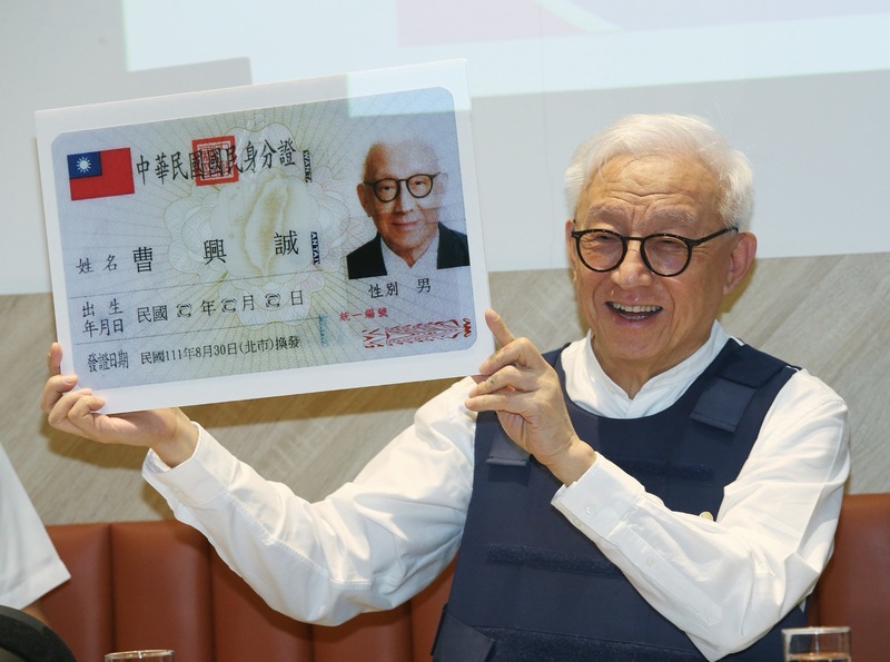 曹興誠興奮秀出中華民國台灣身分證。中央社