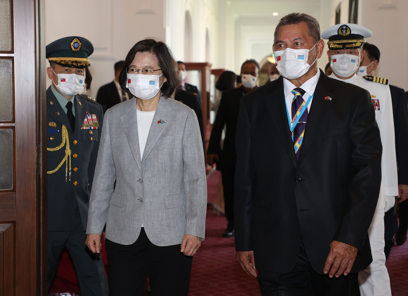 總統蔡英文今天在總統府前以隆重軍禮歡迎吐瓦魯國總理拿塔諾。