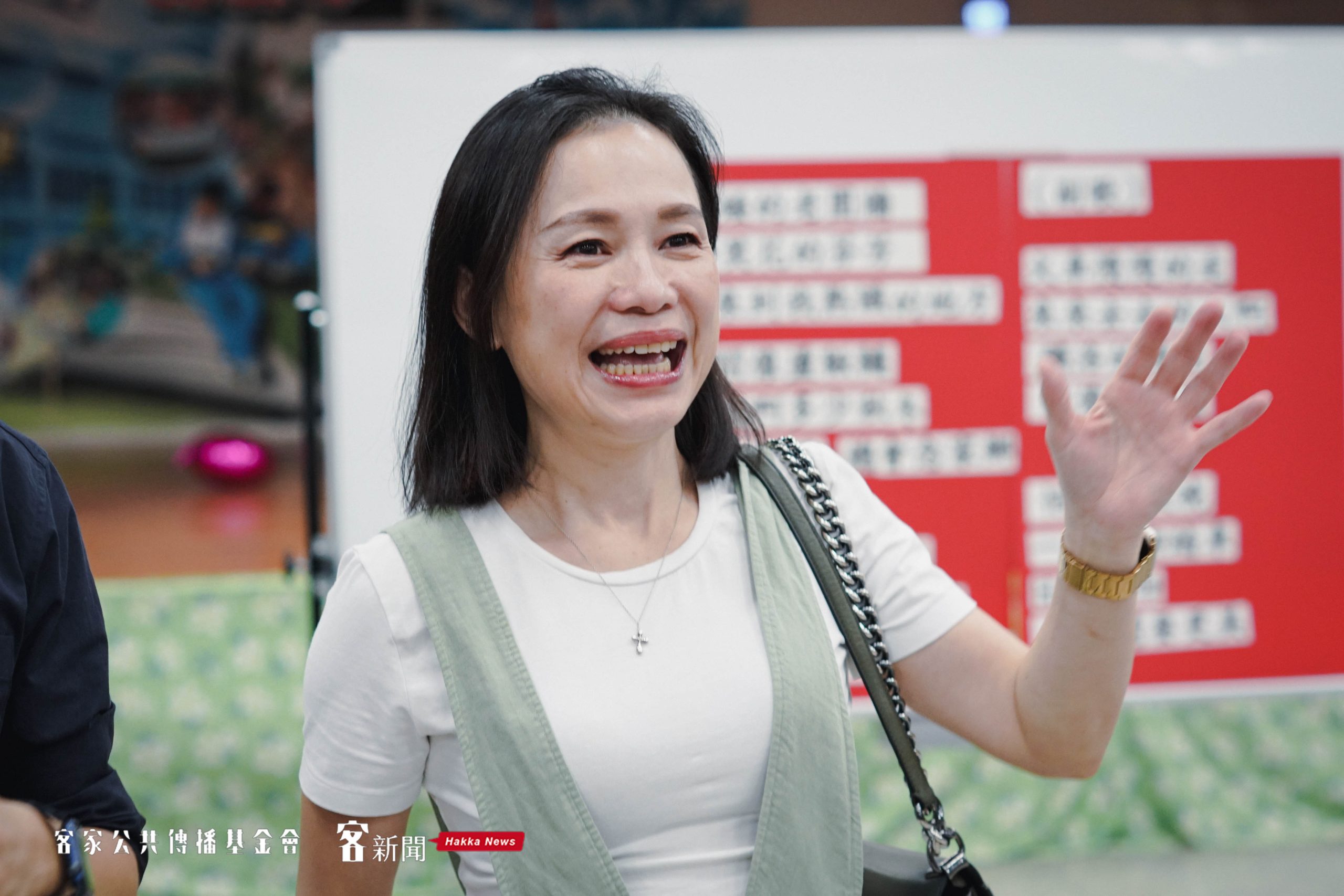 彭佳慧妹妹彭佳霓驚喜現身錄音現場，和麟洛鄉親一起參與錄音。宋佩遙攝