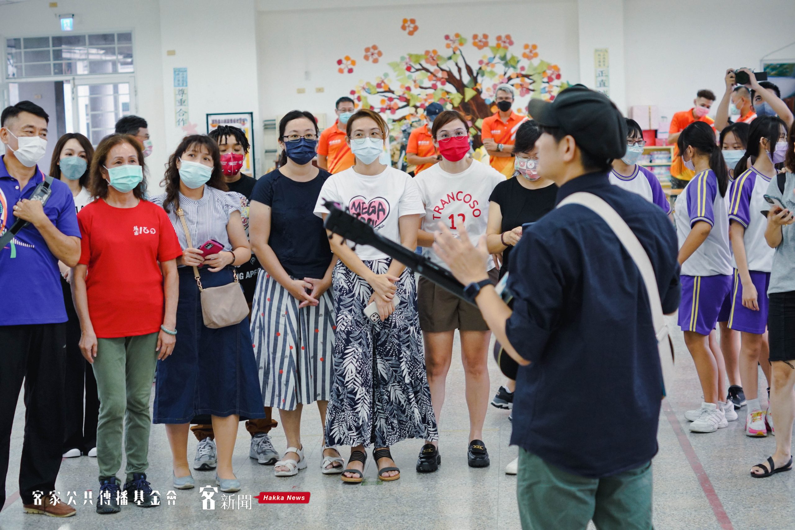 羅文裕拿起吉他帶領鄉親一起錄音。宋佩遙攝