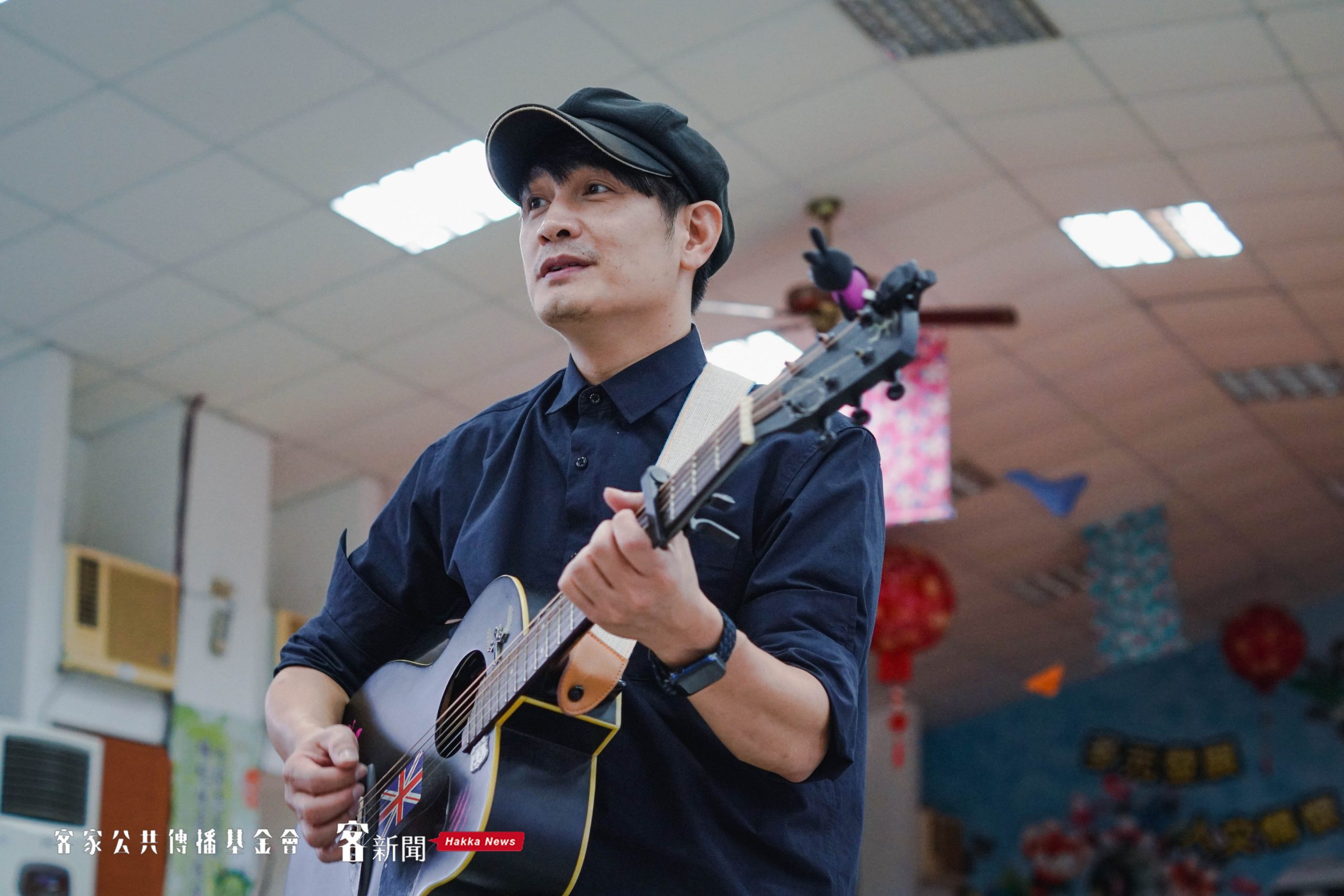 金曲歌王羅文裕拿起吉他帶領鄉親錄音。宋佩遙攝