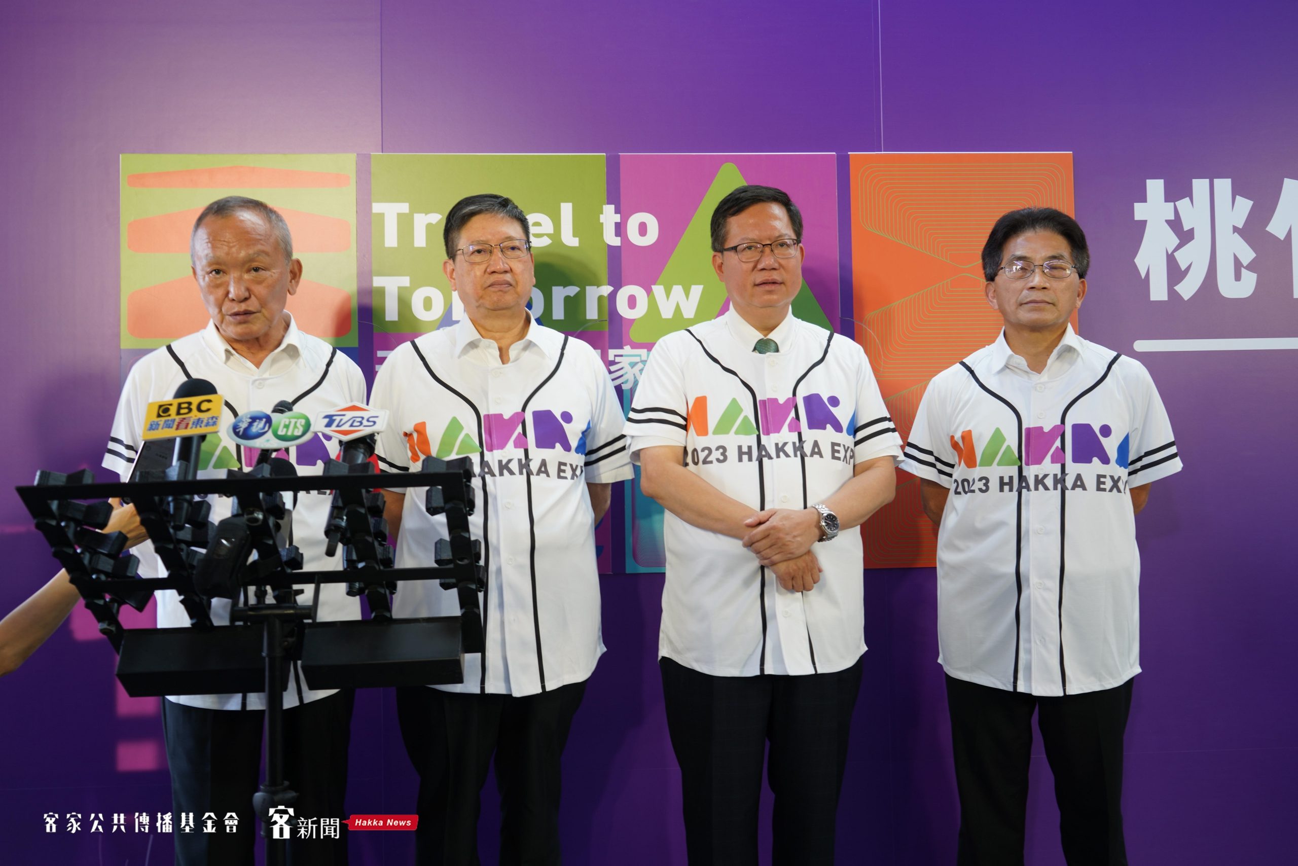 桃園市長鄭文燦（左2）邀請新竹縣長楊文科（左2）、新竹市代理市長陳章賢（右1）與苗栗縣長徐耀昌（左1）加入世客博策展行列，贈送世客博紀念球衣。宋佩遙攝
