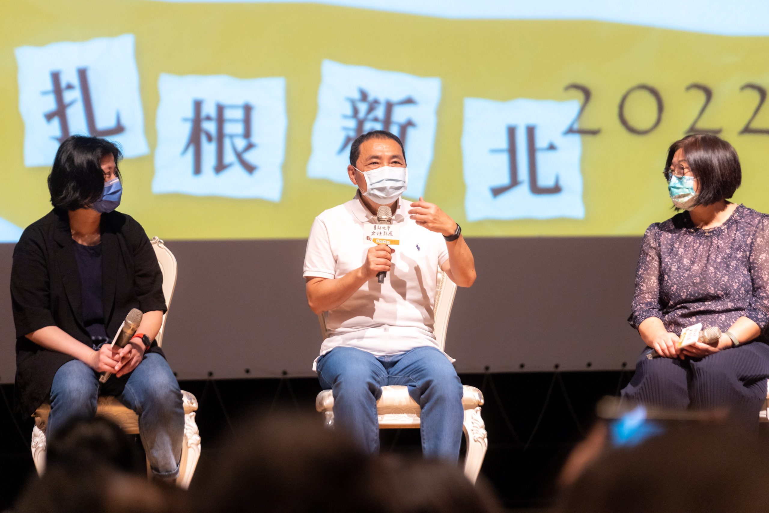 新北市長侯友宜(中)參加「新北市女性影展」,觀賞開幕片《廳下火》,對於平權議題有感而發。新北市府提供