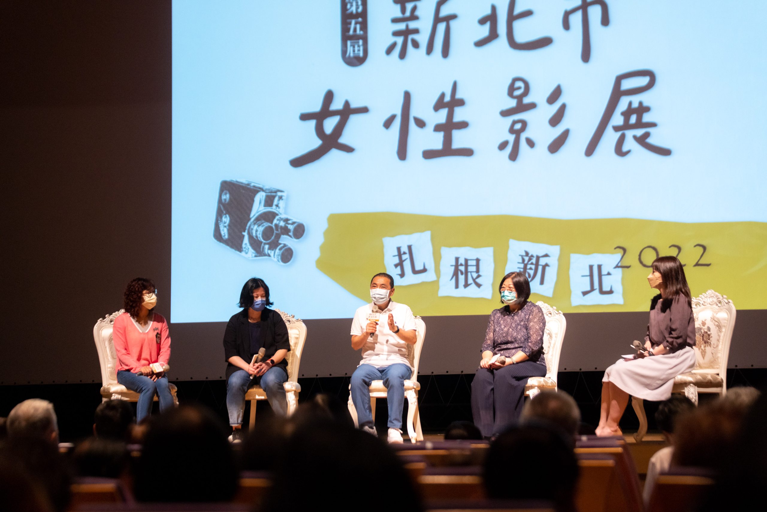 新北市長侯友宜(右三)參加「新北市女性影展」,觀賞開幕片《廳下火》,對於平權議題有感而發。新北市府提供