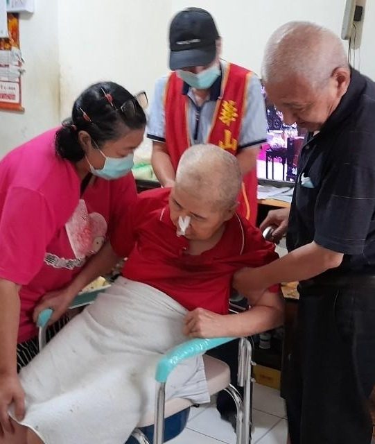 像楊老先生這樣年長者照顧年長者的情形,容易讓照顧者身心俱疲,需要有人介入幫忙。華山基金會提供