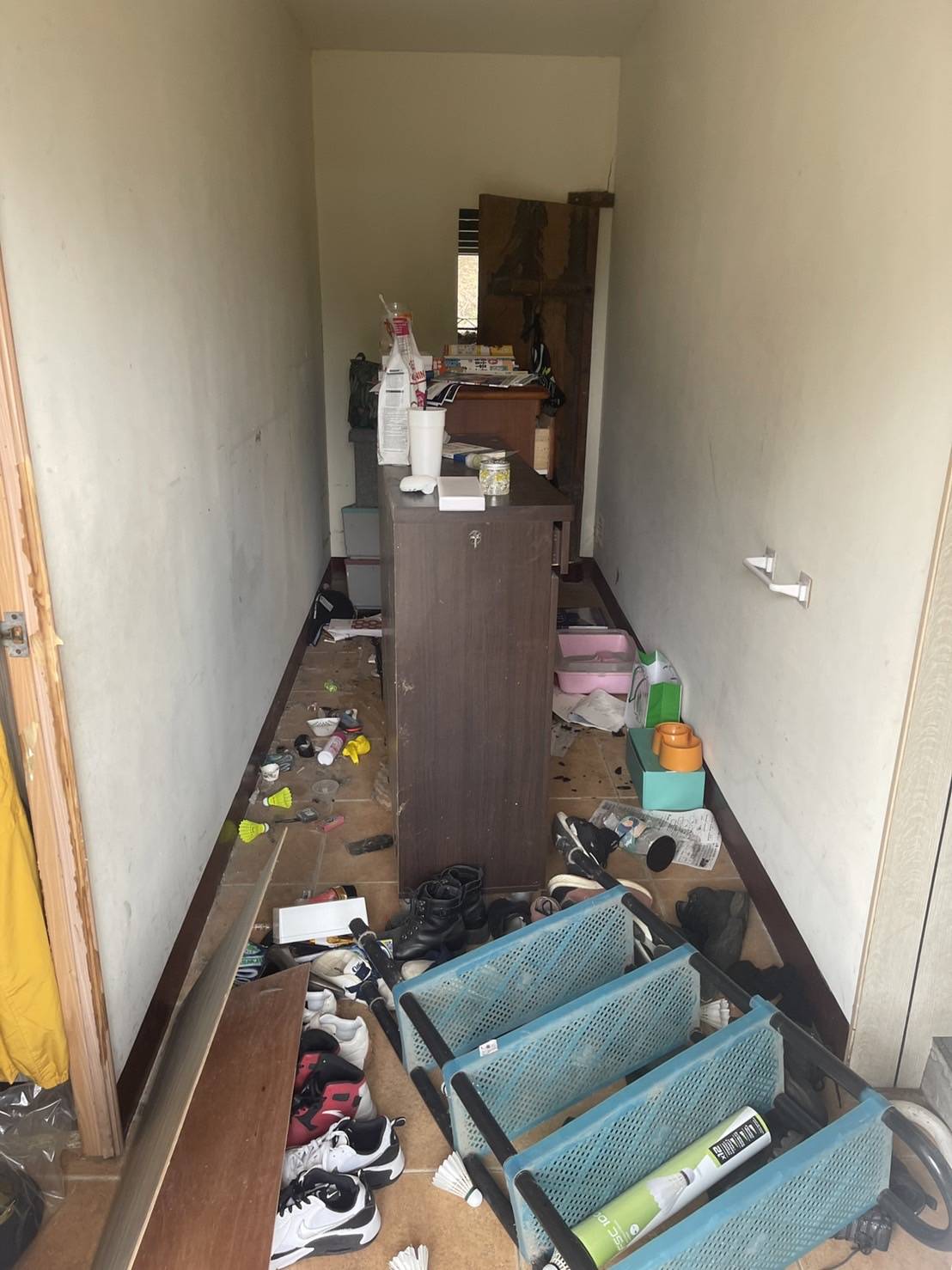 地震導致家具散落一地。黃守謙提供