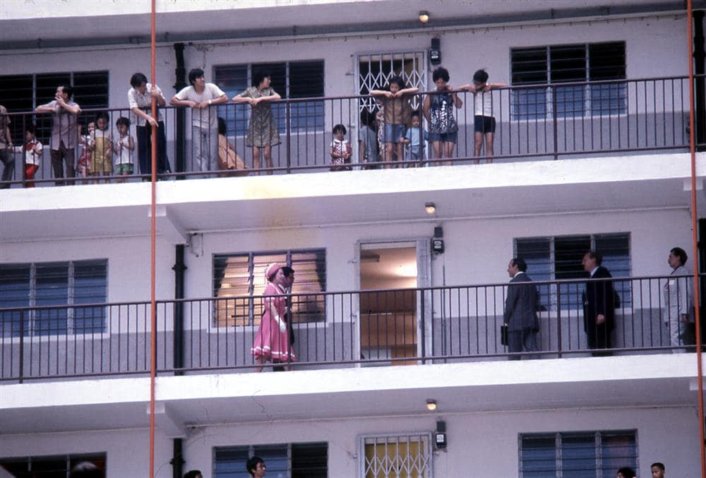1975年第一次訪港時曾到公共屋邨愛民邨，並走入港人家庭，了解他們的生活狀況，又到社區與民眾交談。翻攝杜文澤臉書