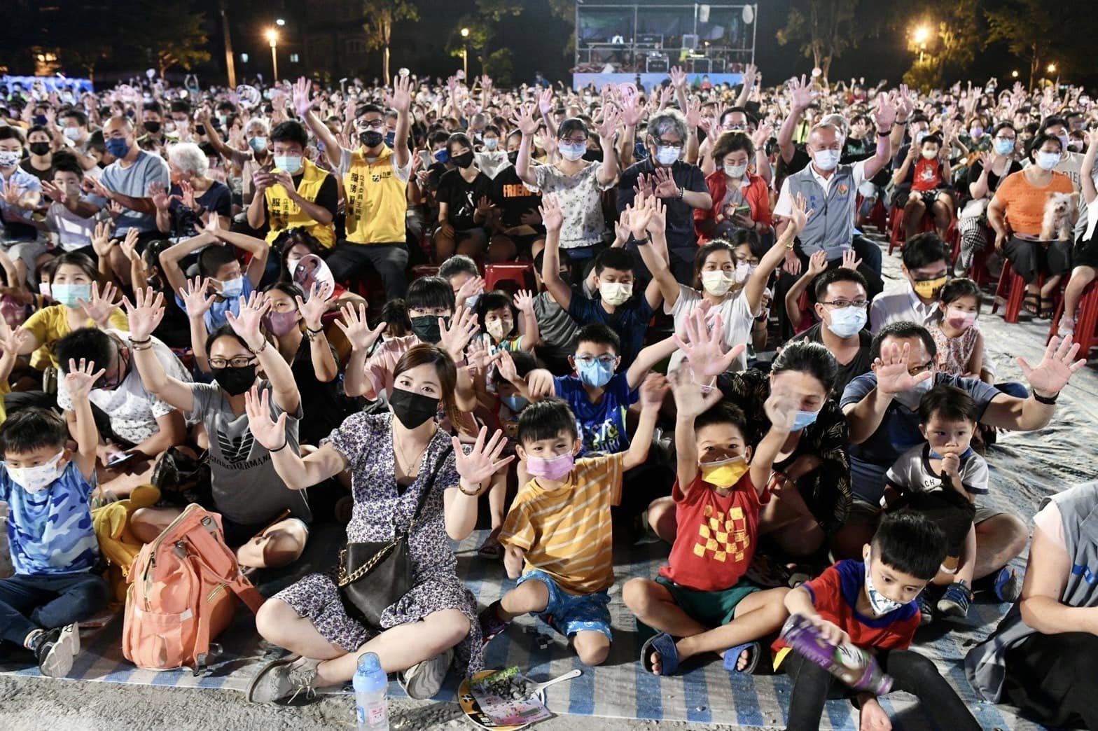 9/16~至9/18日，一連三天逾千名大小朋友，湧入竹南國中海口分校預定地看大型親子劇《雨馬》演出。翻攝自紙風車臉書