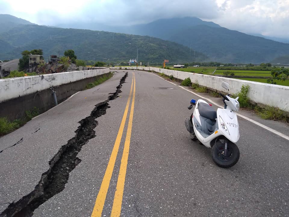 玉里許多道路裂開。花蓮縣警局提供