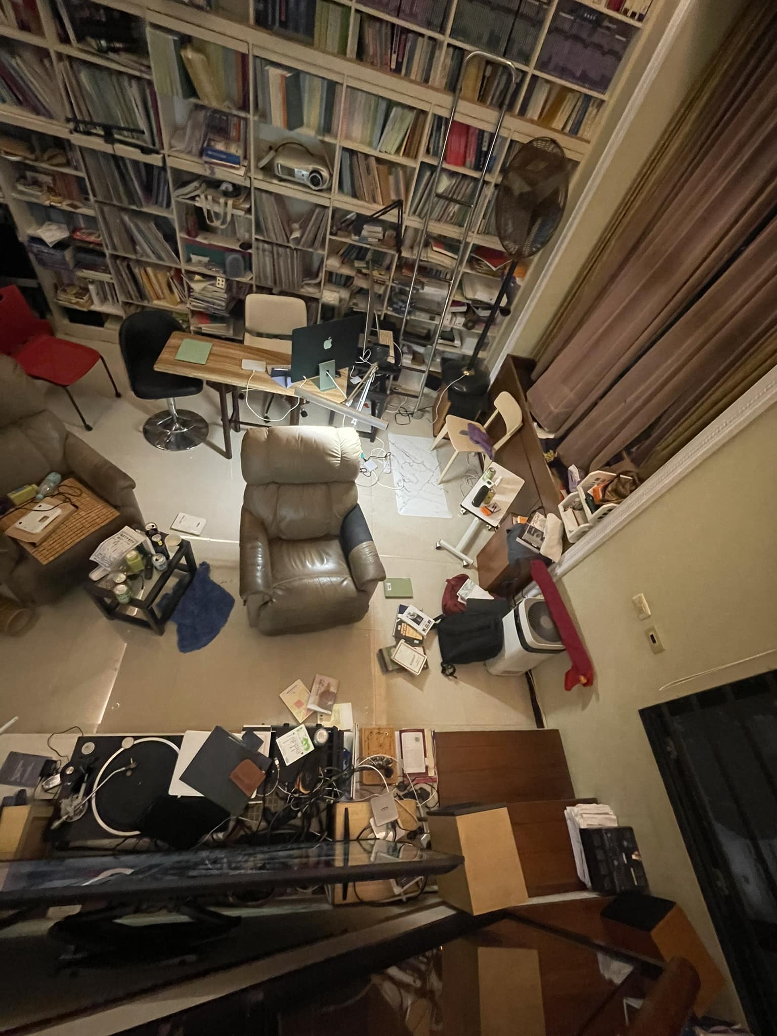 6.4強震後，律師蔡瑞麟的書籍散落滿地。蔡瑞麟提供