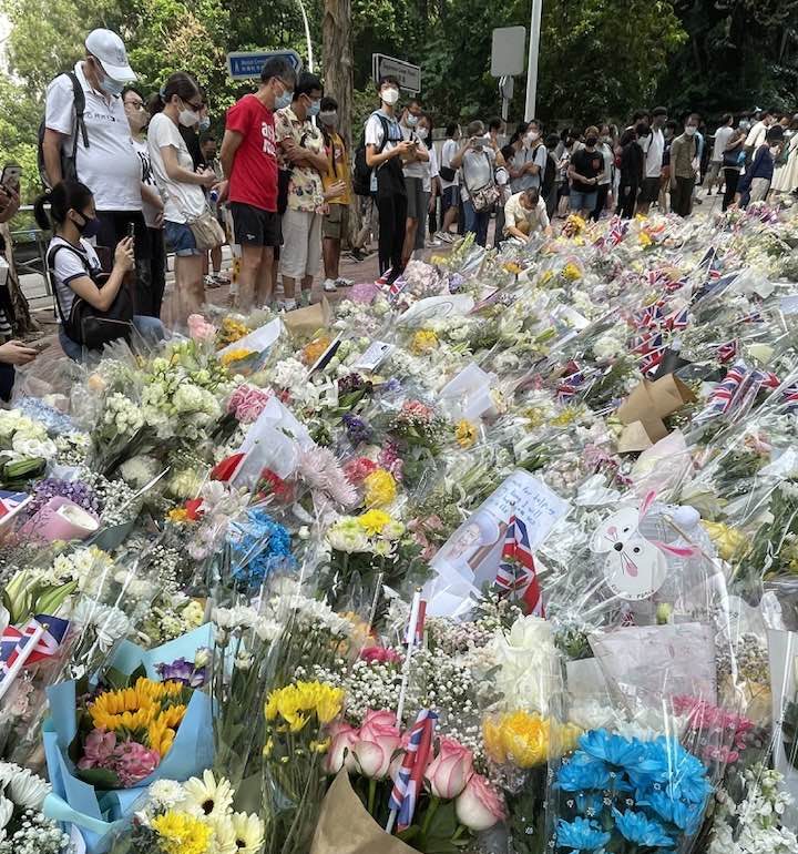 大批港人到英國駐港領事館外悼念英國女王。翻攝Allan Au臉書