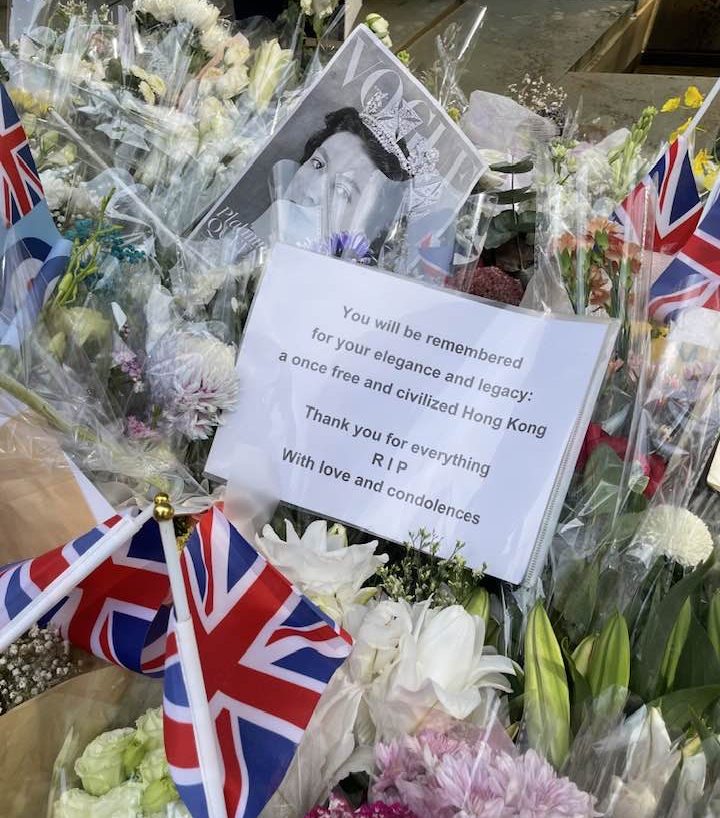 大批港人到英國駐港領事館外悼念英國女王。翻攝Allan Au臉書
