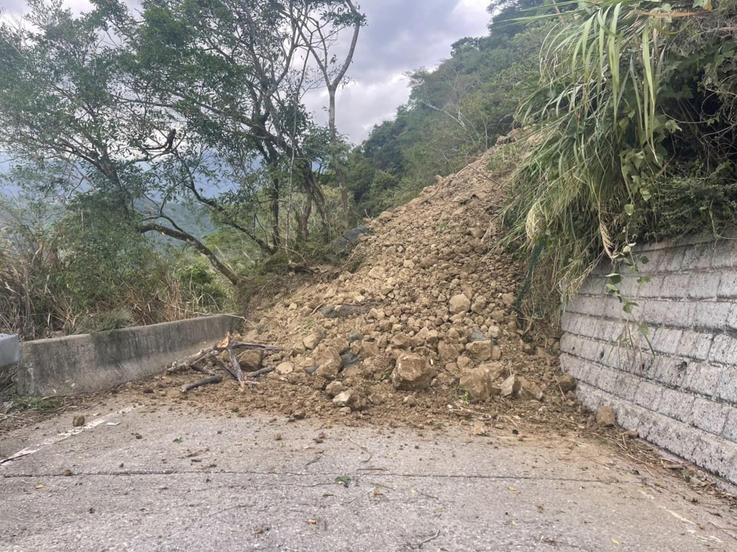 六十石山聯外道路遭土石淹沒。翻攝Kolas Yotaka臉書