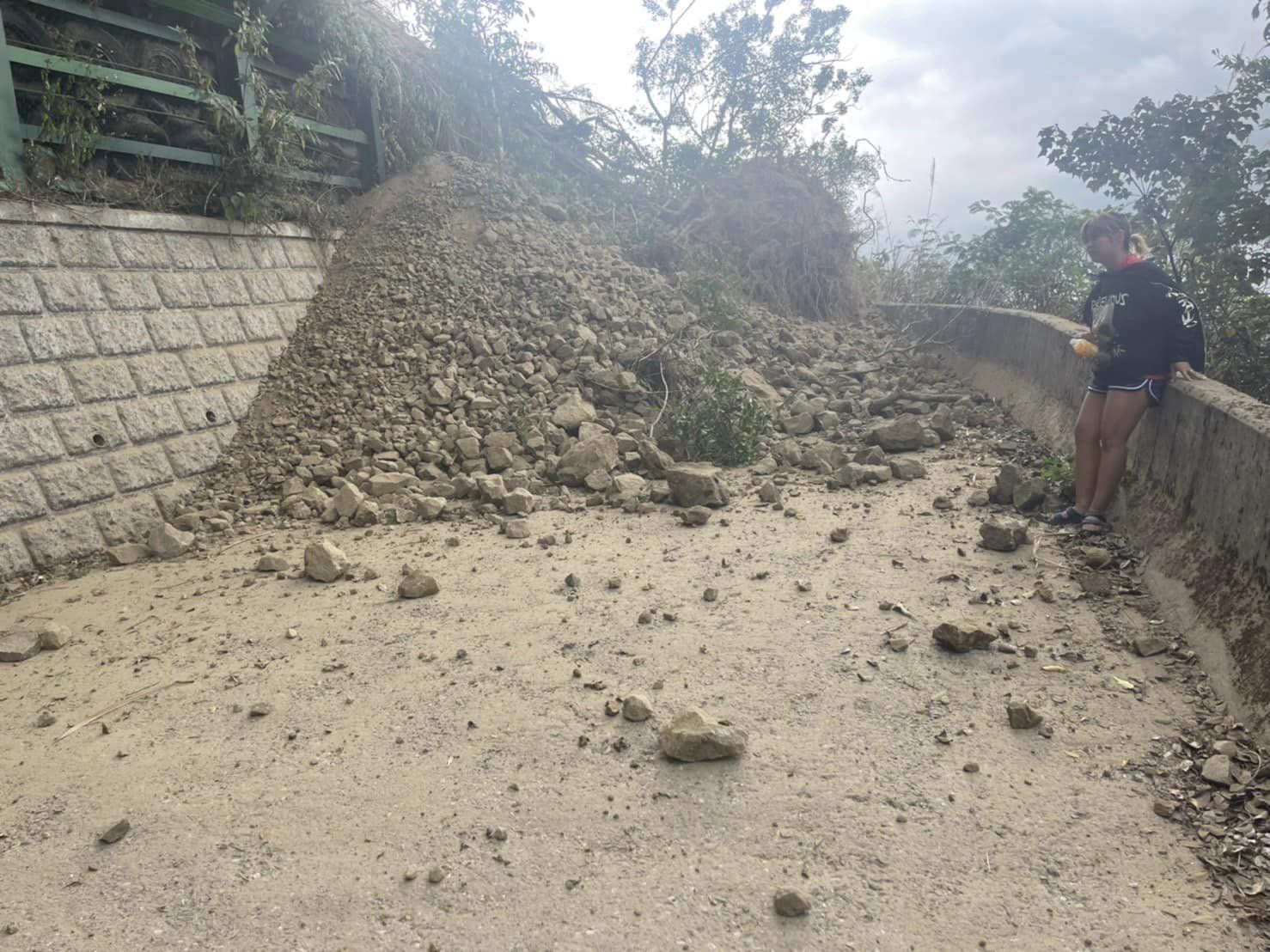 六十石山聯外道路遭土石淹沒，遊客無法下山。翻攝Kolas Yotaka臉書