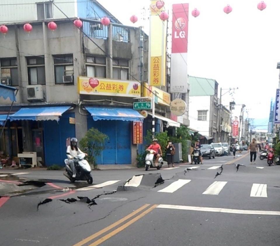 玉里許多道路裂開。花蓮縣警局提供