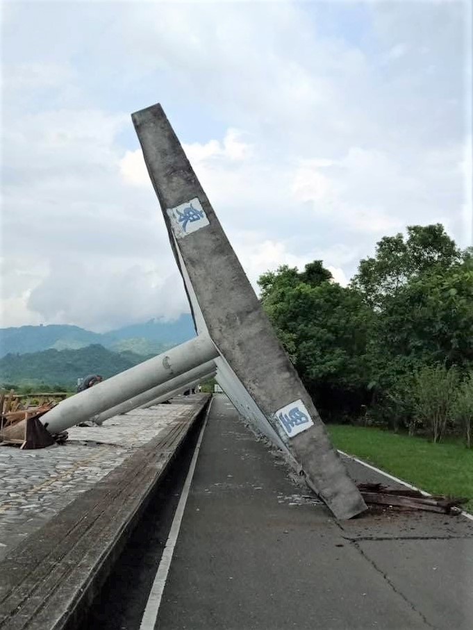 東里車站月台雨棚倒塌。翻攝網路