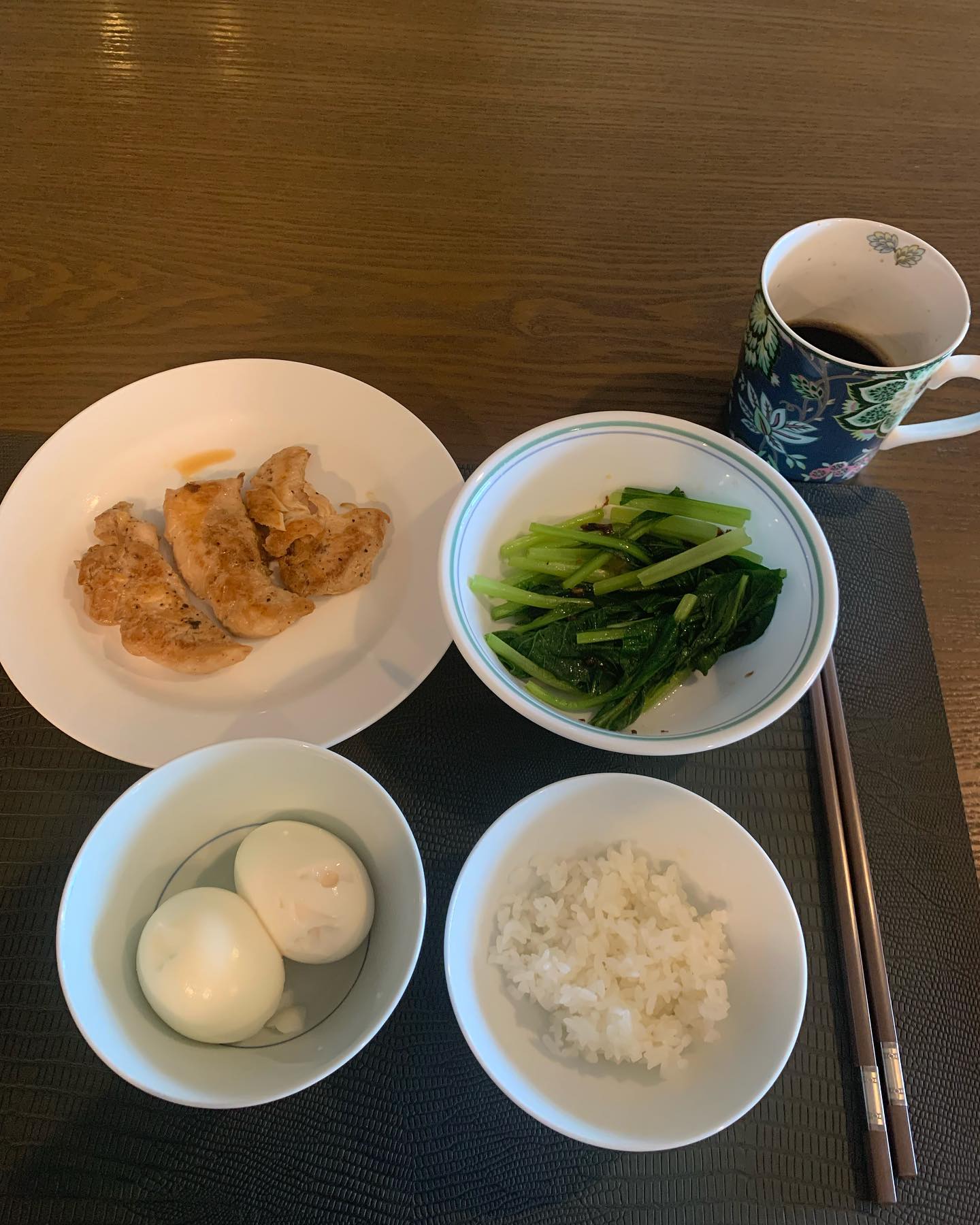 彭佳慧為了健康降膽固醇和體脂肪,也為了10/1的小巨蛋演唱會,全力執行飲食控制和運動,最近的午餐都是「燙青菜、煎雞肉、白飯、水煮雞蛋、黑咖啡(都是一個小拳頭大小)」翻攝自彭佳慧臉書粉絲團