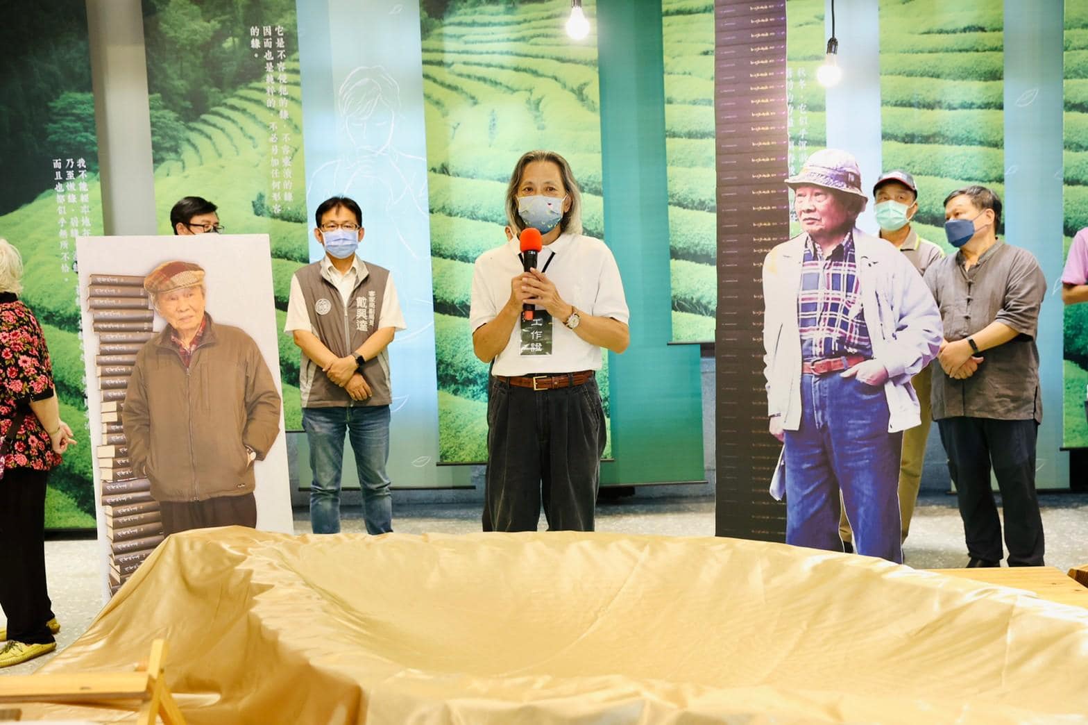 鍾老次子鍾延威揭開《新編鍾肇政全集》。桃園市客家文化基金會提供
