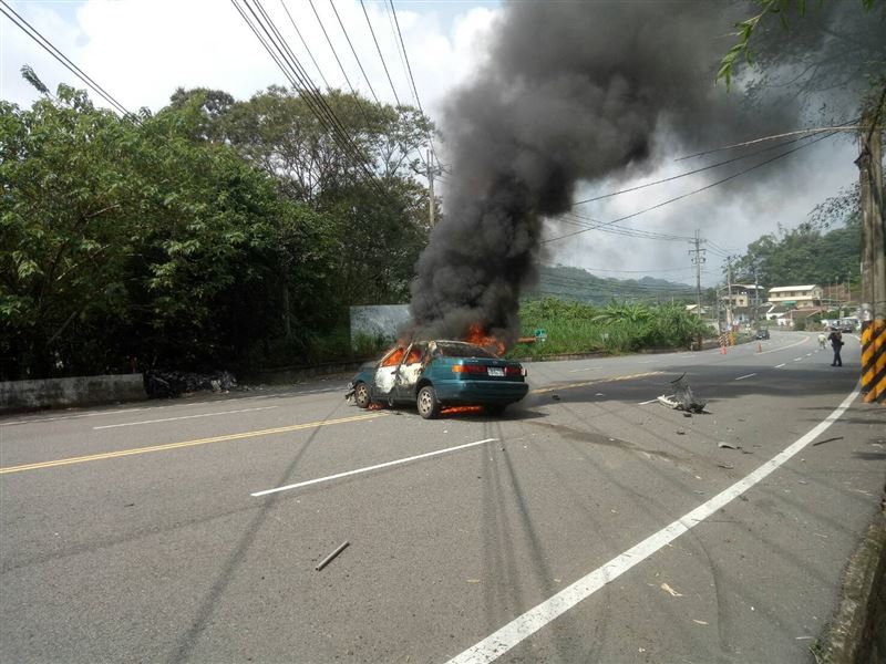 台三線獅潭段今日發生火燒車意外，所幸並無人受傷。翻攝畫面