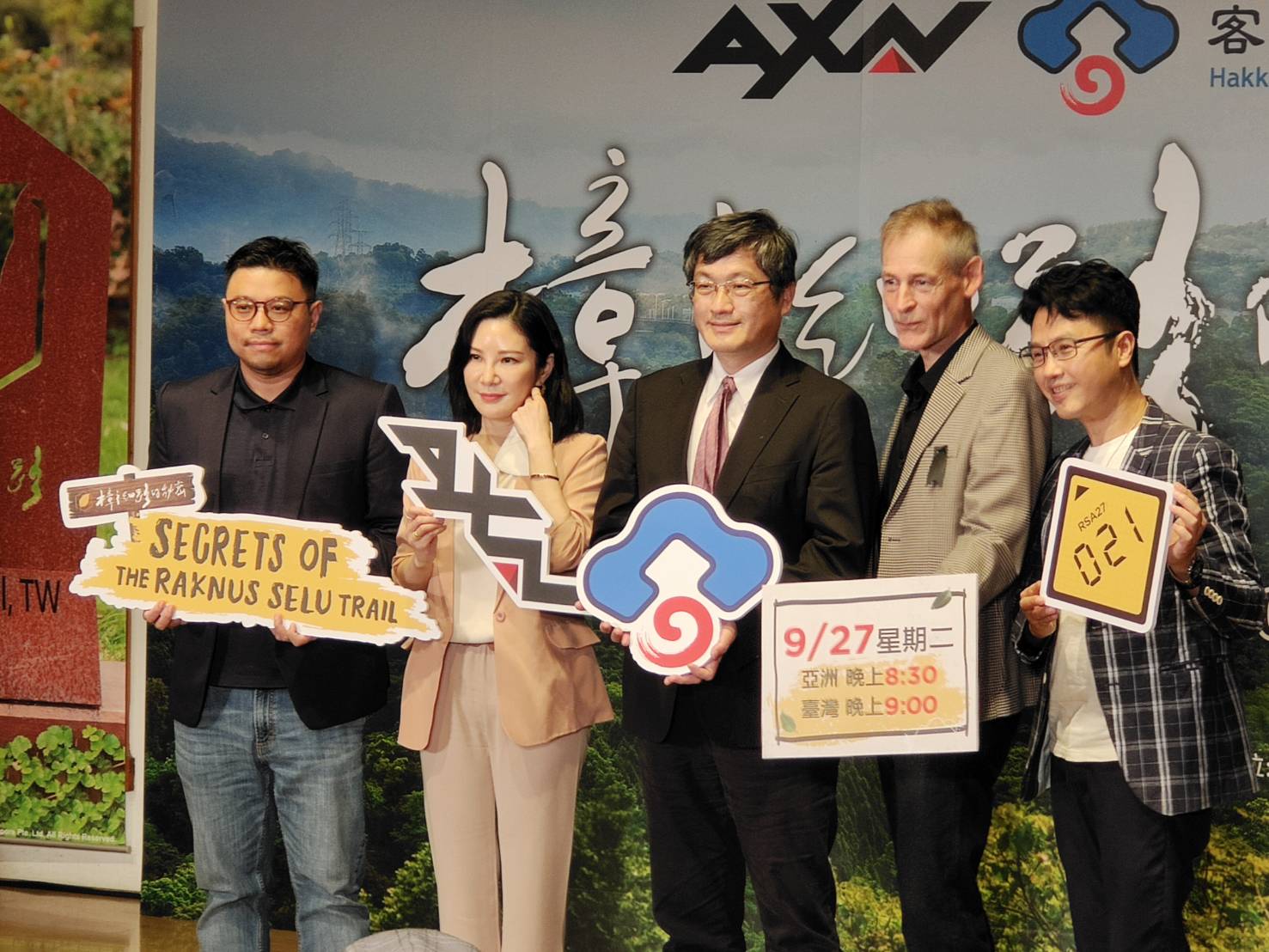 楊長鎮（右三）與大家分享，自己前往樟之細路手作修建步道時，曾經傷到脊椎，雖然回想起來滿可怕的，但看到讓這條百年客庄歷史、人文、產業古道重見天日，一切都值得。蘇佑昇攝