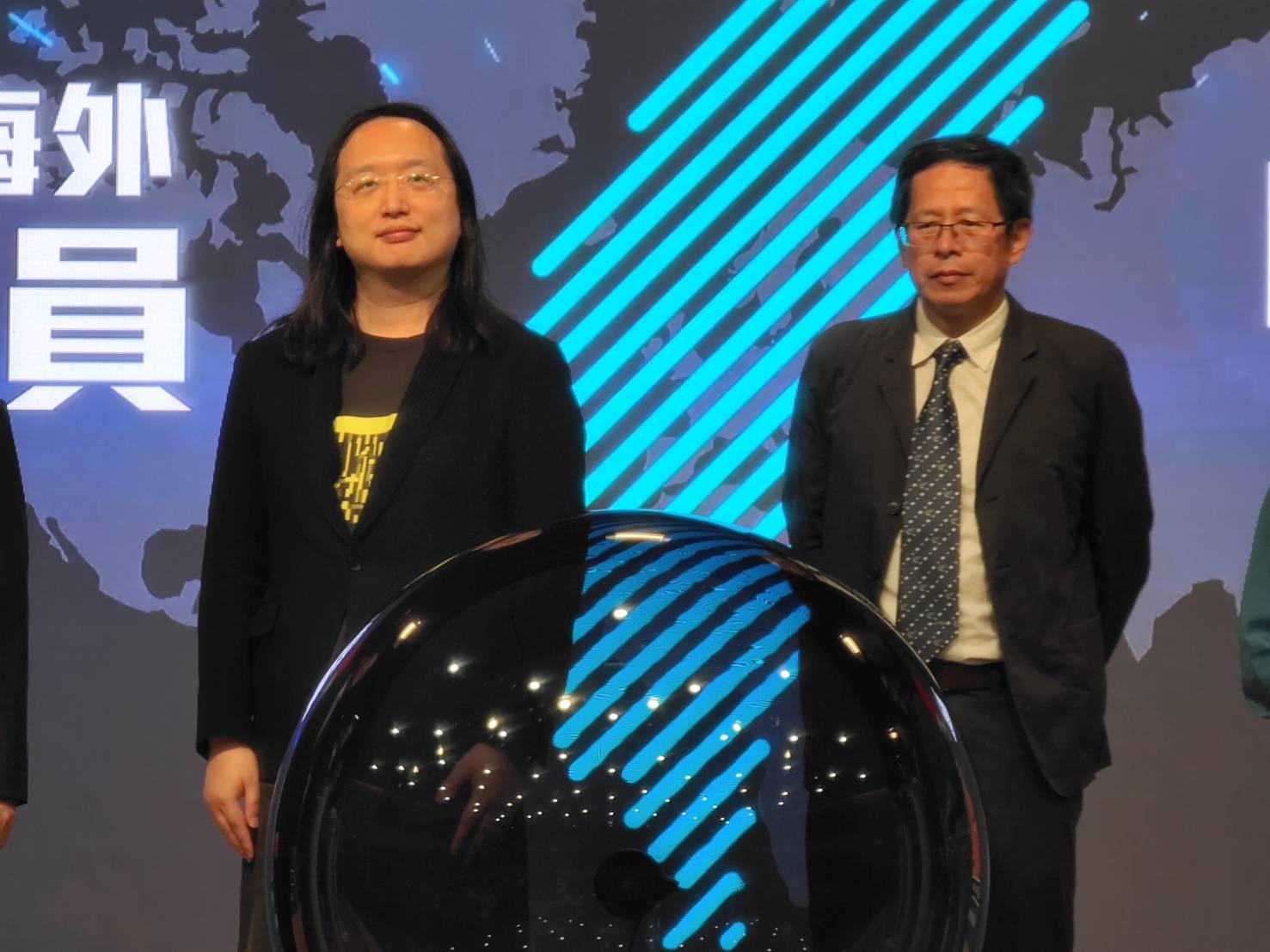 唐鳳（左）說，現在全世界都面臨假訊息戰，加上俄烏戰爭開打至今，台灣在數位發展得到許多警醒的意見。蘇佑昇攝