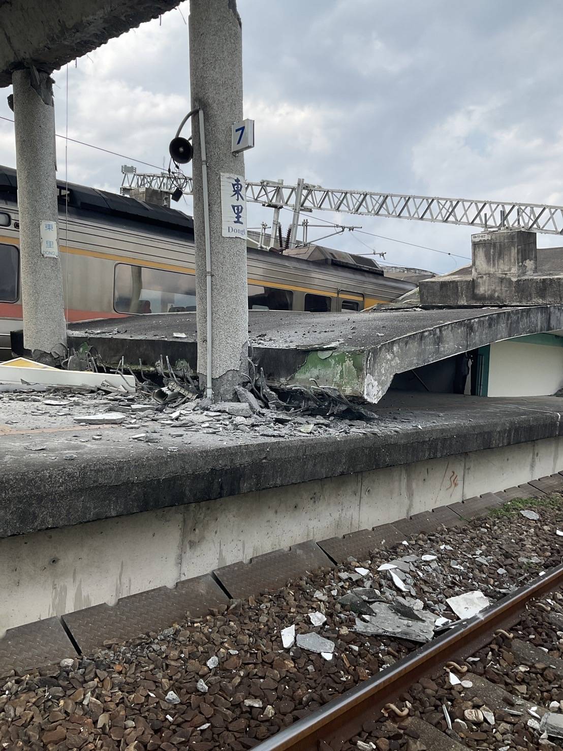 東里車站月台倒塌。翻攝網路