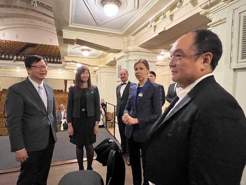 駐立陶宛台灣代表黃鈞耀（左1）及立陶宛國家愛樂協會執行長Rūta Prusevičienė（右2）在音樂會後向小提琴家陳慕融（右1）致意。（圖取自國台交網頁ntso.gov.tw）