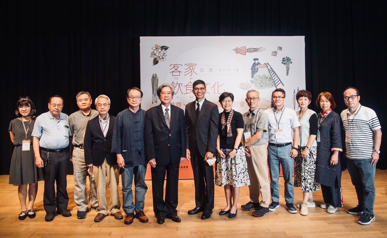 左二為客委會徐進榮委員、左三為國立中央大學客家學院周錦宏院長、左四為國立陽明交通大學人文社會科學中心張維安研究員、左五為國立聯合大學客家研究學院林本炫院長、左六為中央研究院蕭新煌研究員、左七為客發中心何金樑主任、左八為國立陽明交通大學客家文化學院簡美玲副院長、左九為國立暨南大學東南亞學系林開忠副教授、左十為國立聯合大學客家研究學院俞龍通教授、左十一為藍帶主廚邱聿涵、左十三為國立中央大學客家語文暨社會科學學系賴守誠副教授