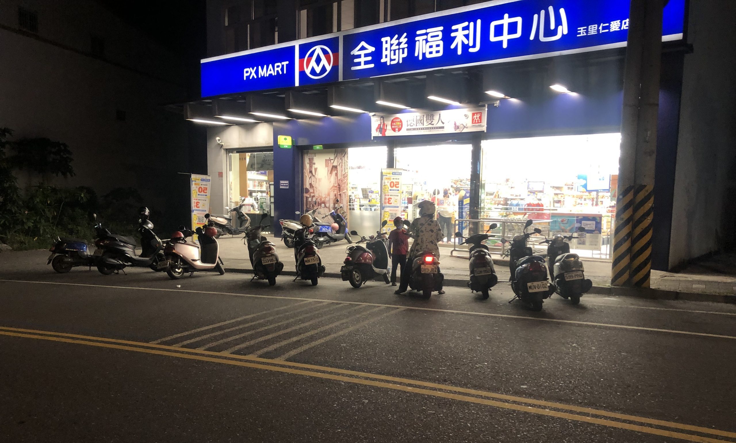 許多人採買後準備到學校搭帳棚過夜。李德貴提供