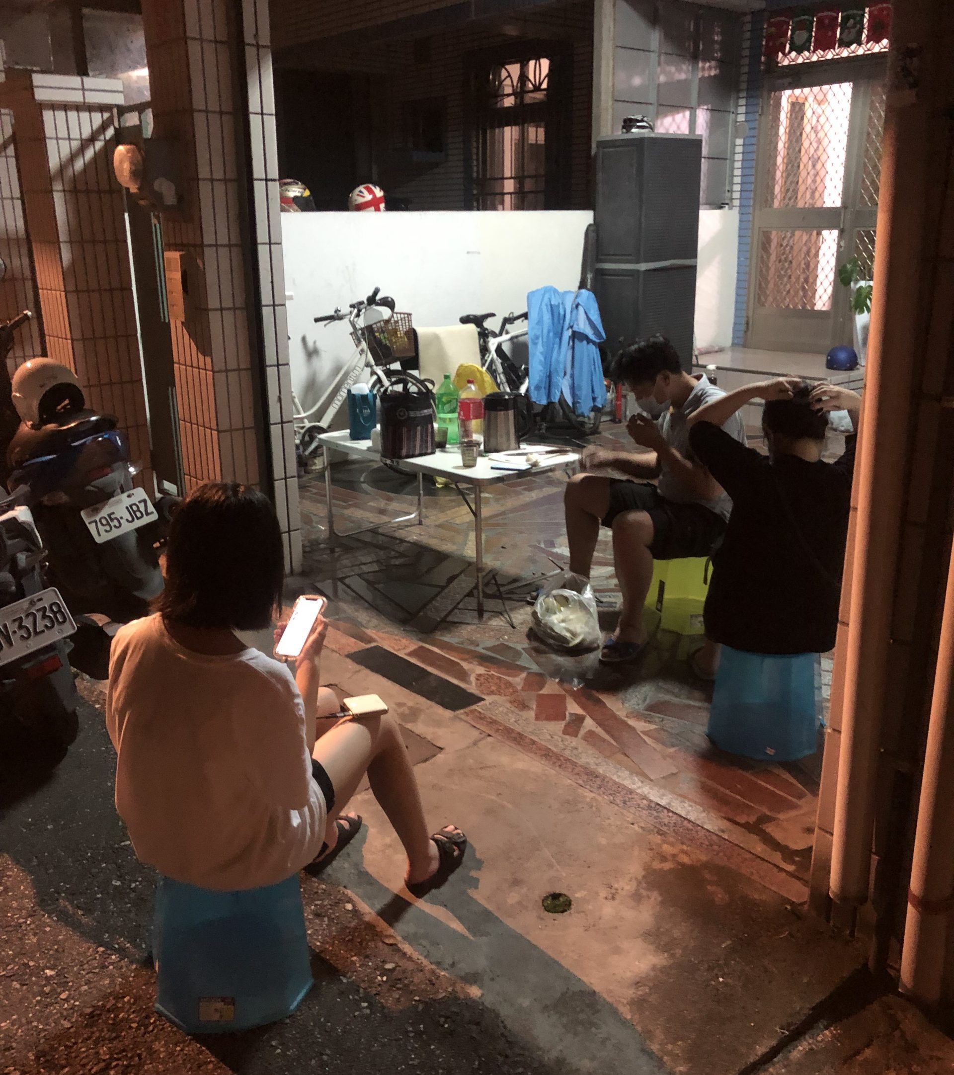 玉里住戶擔心又有地震，紛紛到戶外休憩。讀者提供