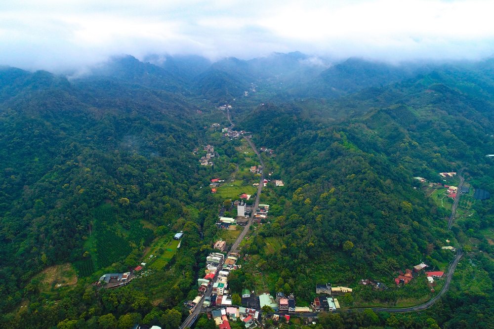 浪漫台三線羅馬公路，由桃園市復興區羅浮（Rahao，拉號）通往新竹縣關西鎮馬武督（Ma’oto，關西鎮金山/錦山地區），全長35.7公里。翻攝自《飛越浪漫大道 浪漫台三線空拍影像詩》