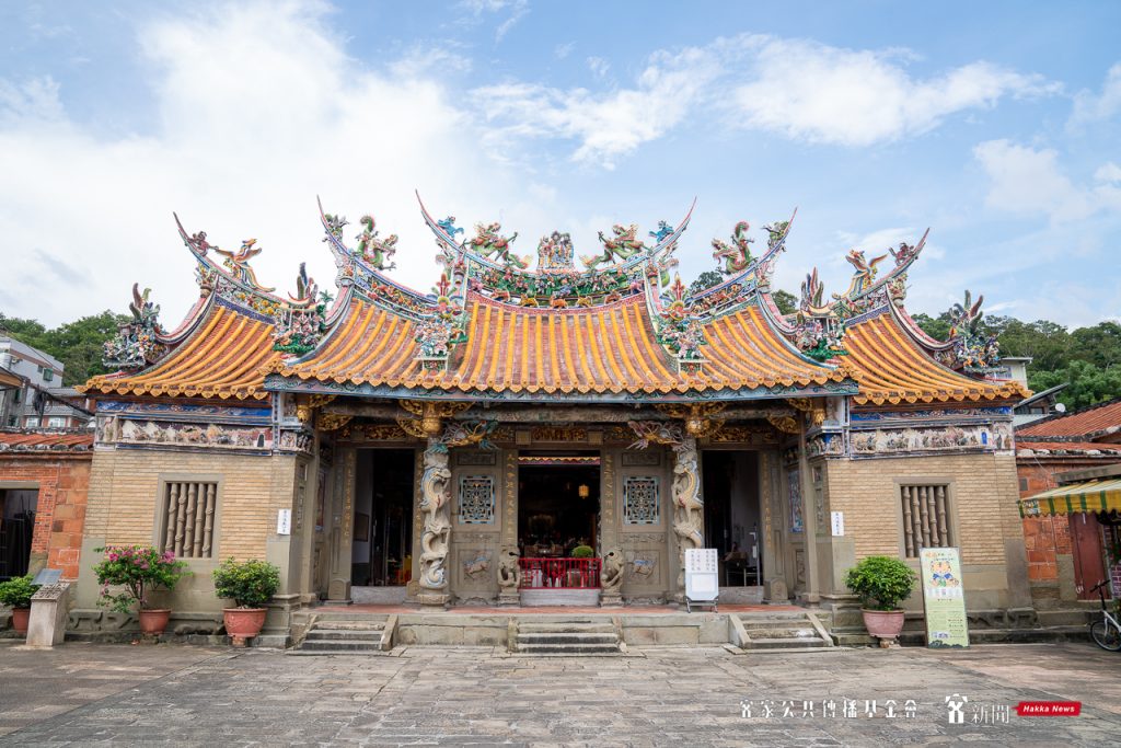 創建於道光十五年(西元1835年)的縣定古蹟北埔慈天宮，是當地的信仰中心，加上雕梁畫棟的廟宇建築成為國內最知名的特色廟宇之一。范修語攝