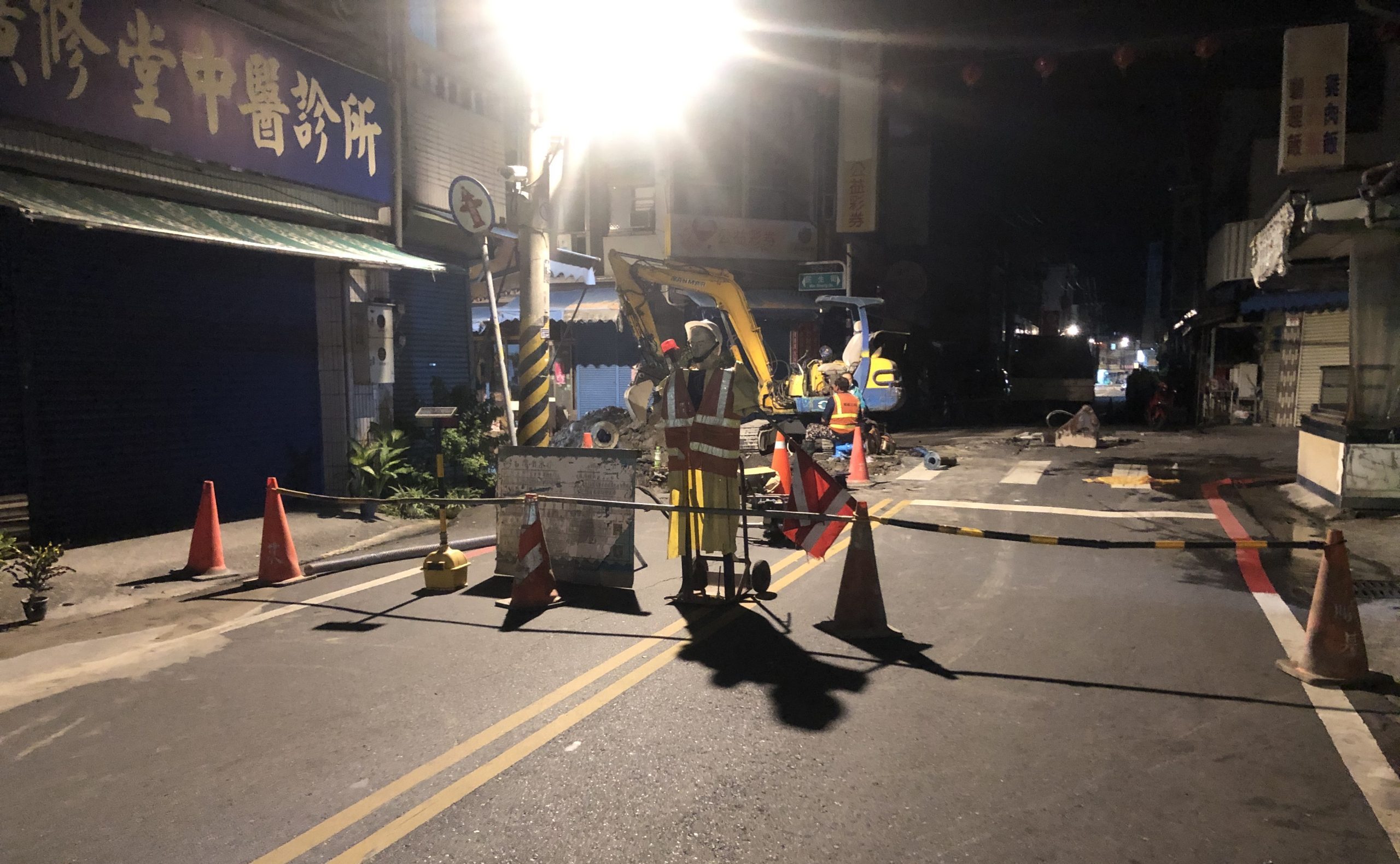 玉里許多道路都因地震裂開，路人無法通行。李德貴提供