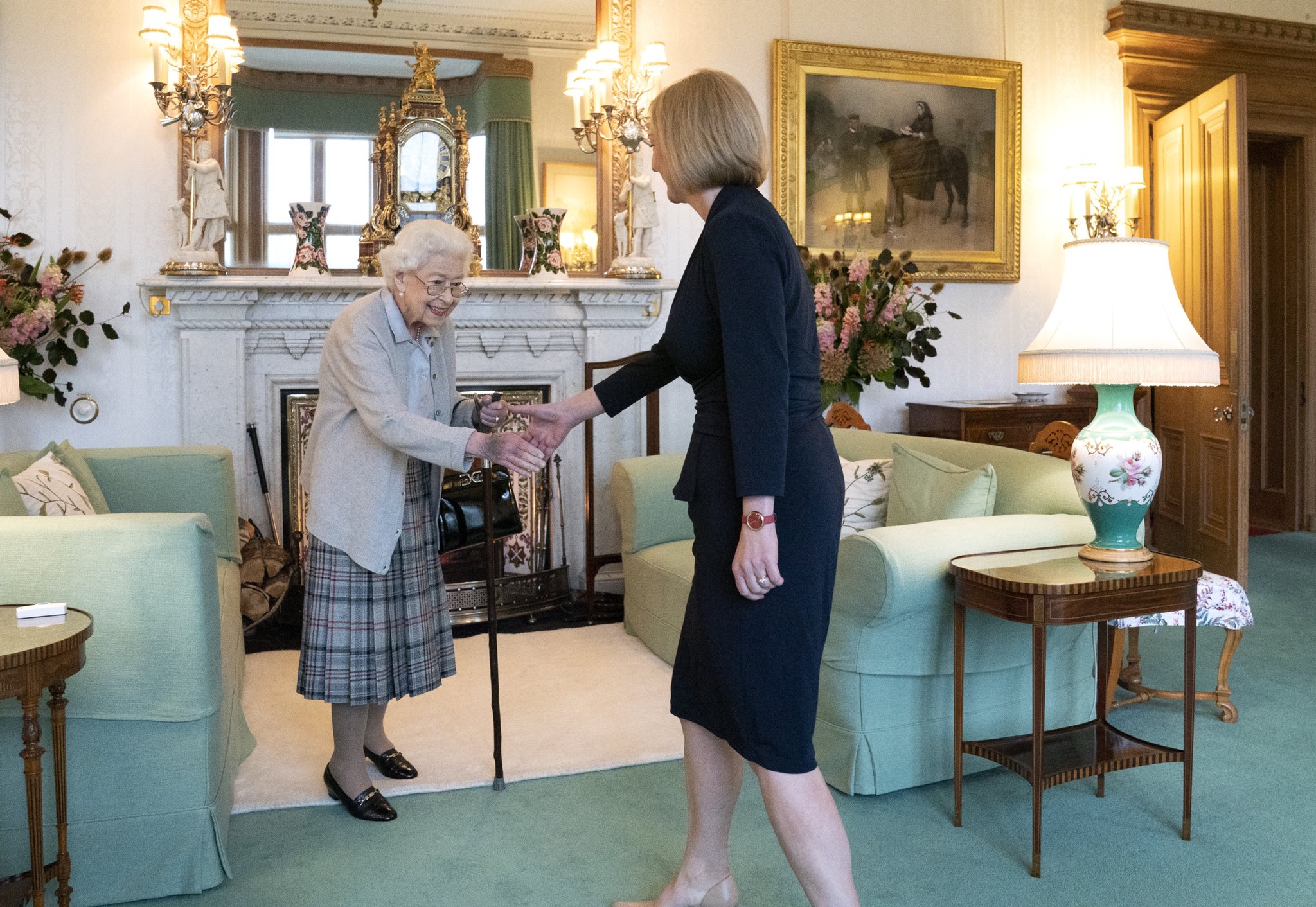 伊莉莎白二世6日任命英國外交大臣特拉斯為首相。翻攝The Royal Family Twitter