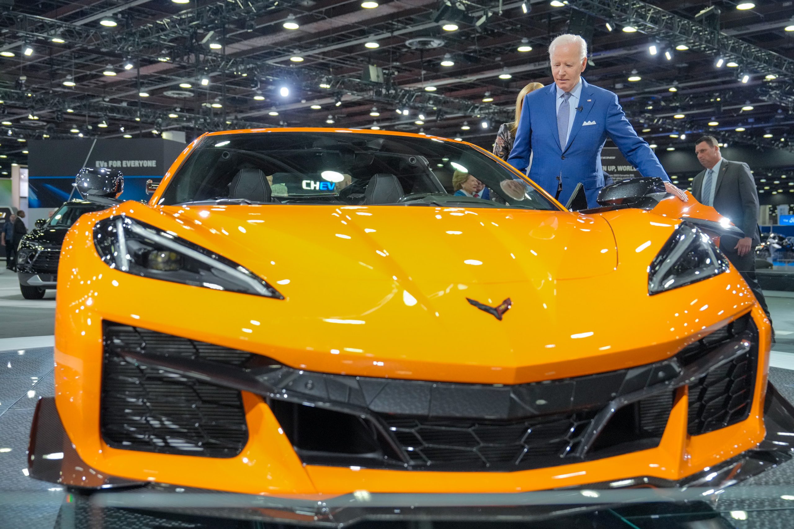 拜登參觀底特律車展時與雪佛蘭Corvette合照。翻攝自拜登《推特》