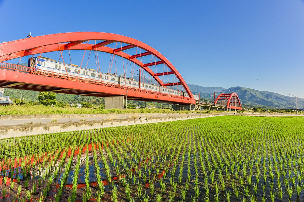 花蓮客城鐵橋，玉里拍火車的最佳推薦景點。易遊網提供