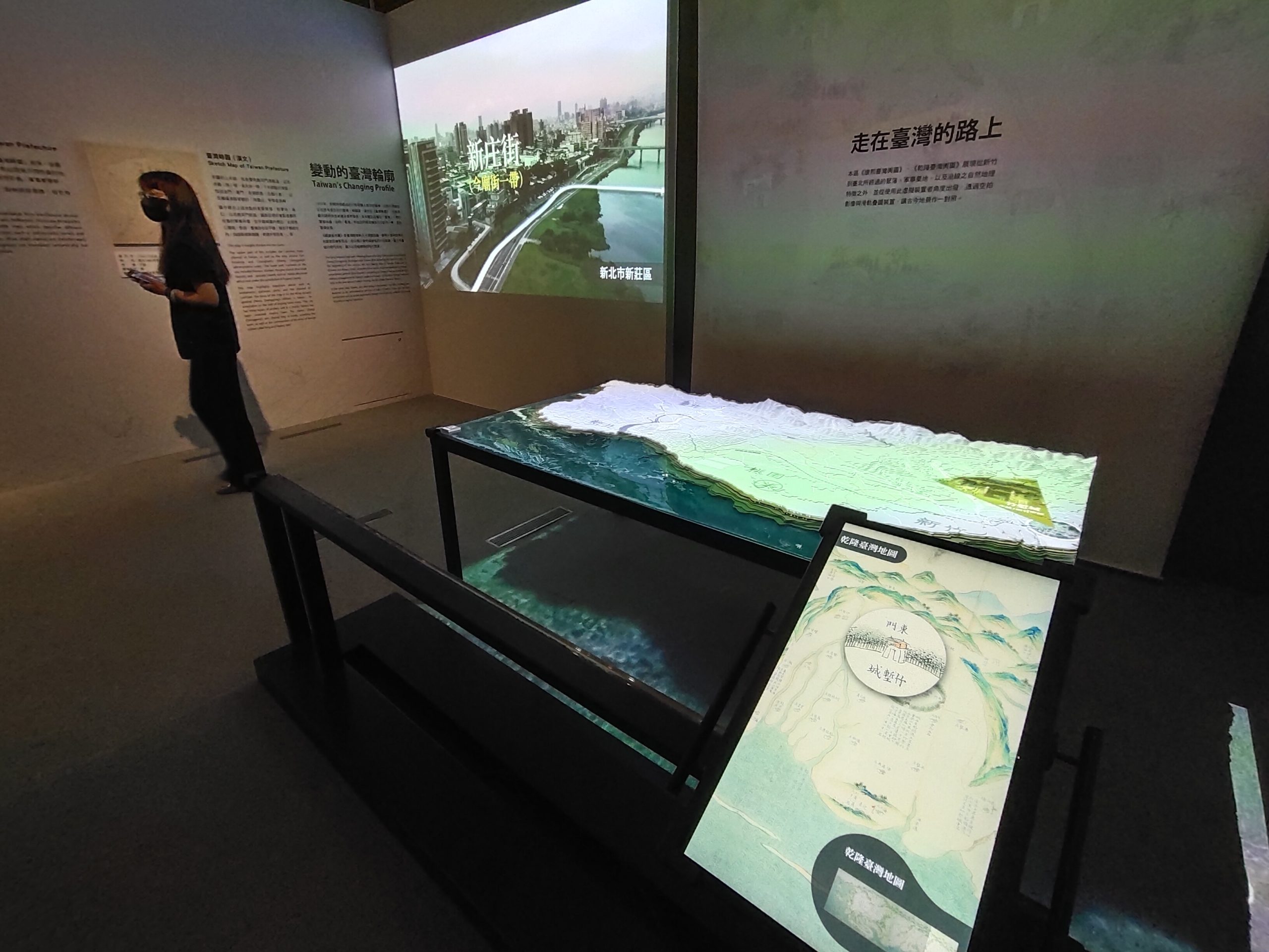 這次巡展到臺灣客家文化館的「臺灣意象」展覽,特別從故宮典藏的珍貴文獻文物中,爬梳、探尋客家,《客新聞》記者親自體驗,雙手握住螢幕手把,將螢幕移動到地圖相對位置,就能看見當時客庄的介紹。蘇佑昇攝