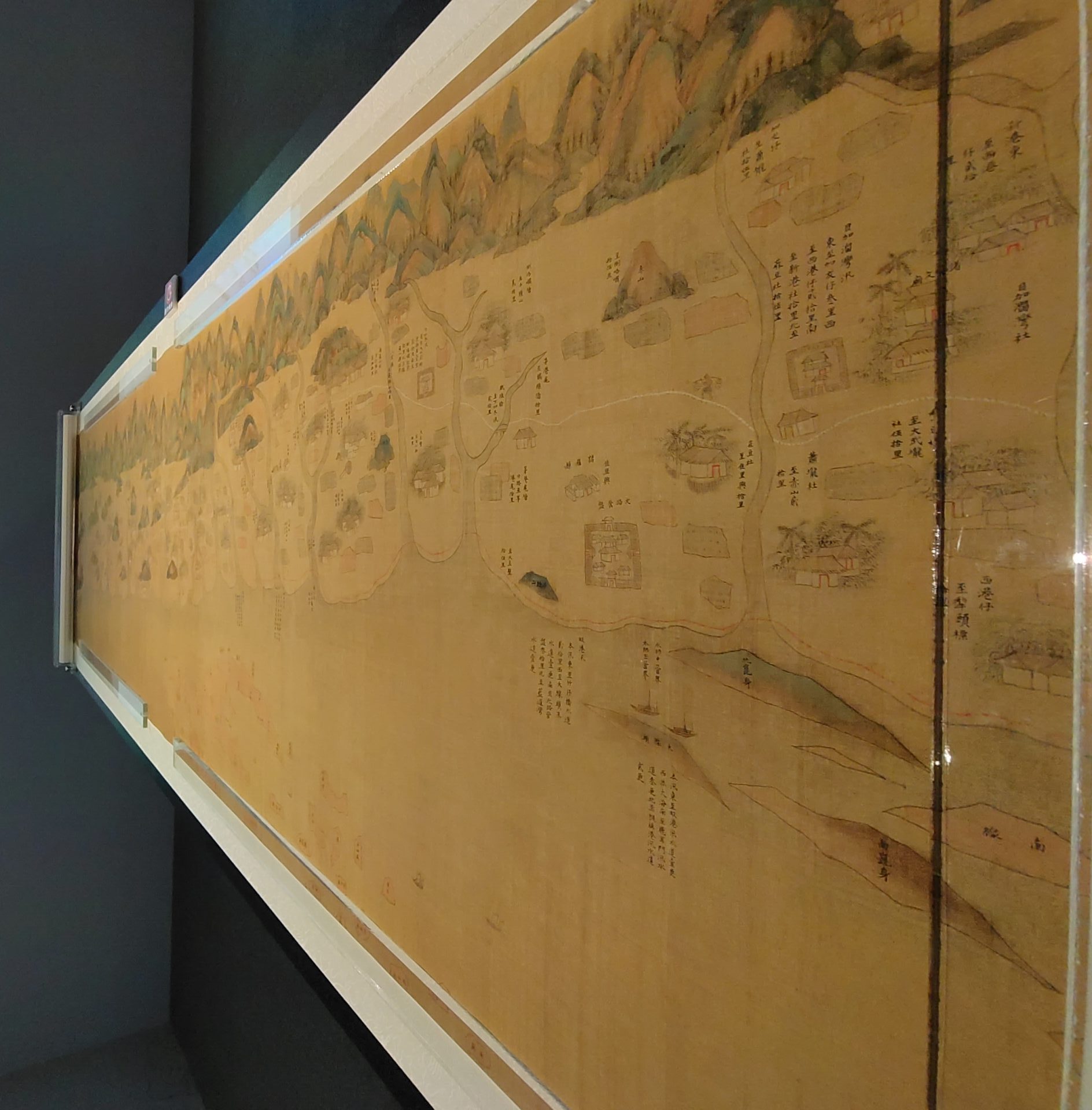 西元1760年的臺灣民番界址圖,僅繪出臺灣西部,臺灣東部呈現空白,但當時清朝的測繪技術已有一定程度,原來當時清代有劃定「番界」的政策,「界址圖」就是清帝國繪有原住民和漢人分界位置的特殊輿圖,因為不進入番界「東部」因此無法繪製出完整的臺灣地圖。莊勝鴻攝